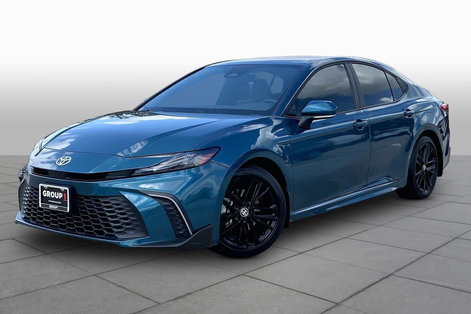 Used 2025 Toyota Camry SE FWD image 2