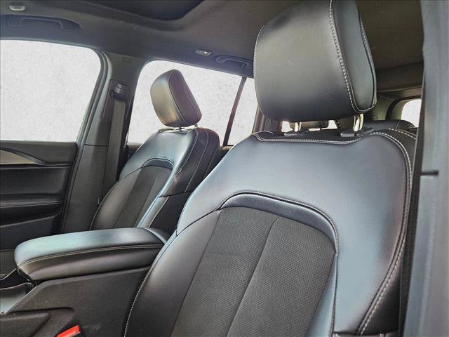 Used 2025 Jeep Grand Cherokee Altitude RWD image 19
