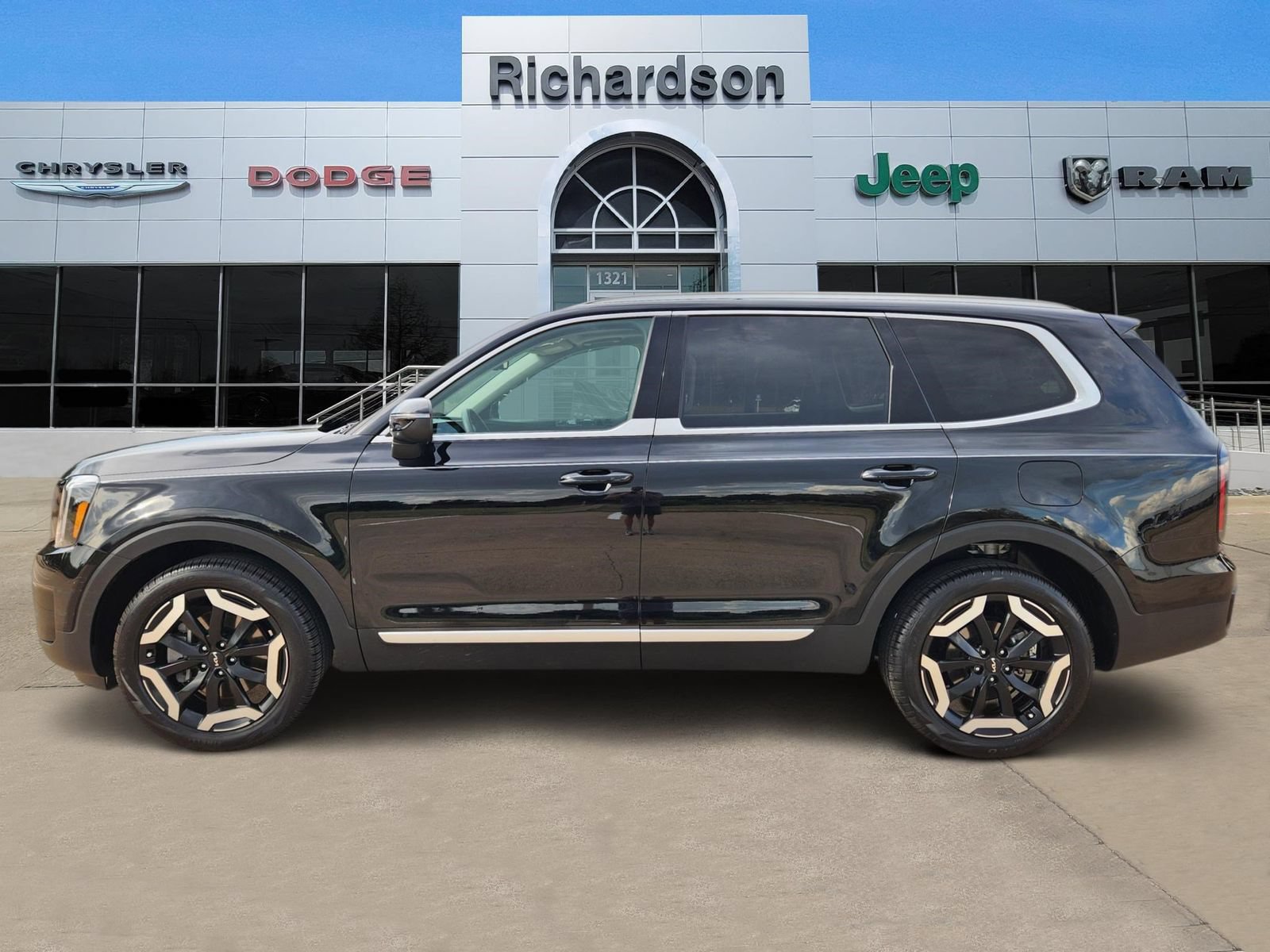 Used 2025 Kia Telluride EX w/ EX Captain's Chair Package FWD image 3
