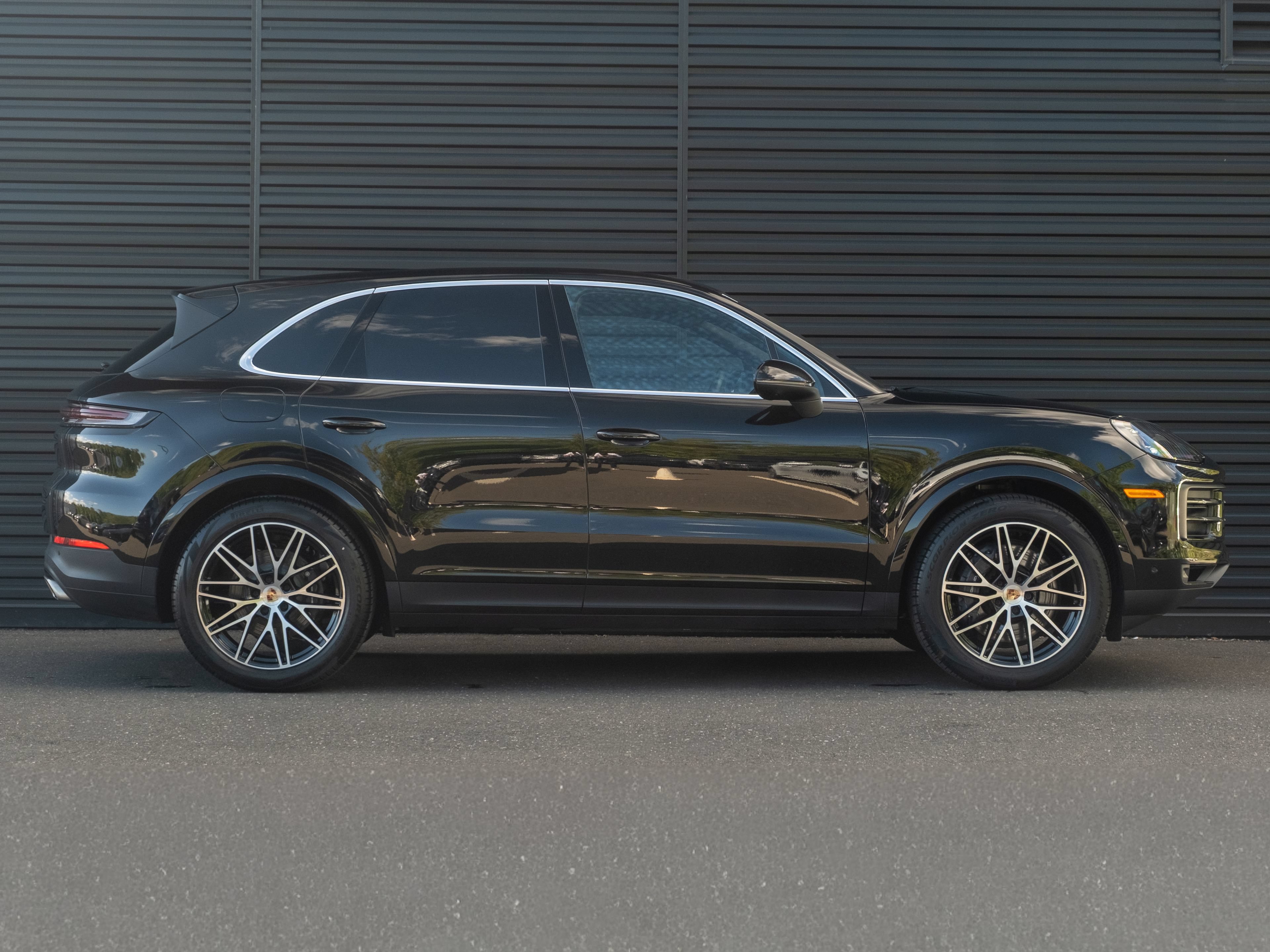 Certified 2025 Porsche Cayenne w/ Premium Package AWD/4WD image 9
