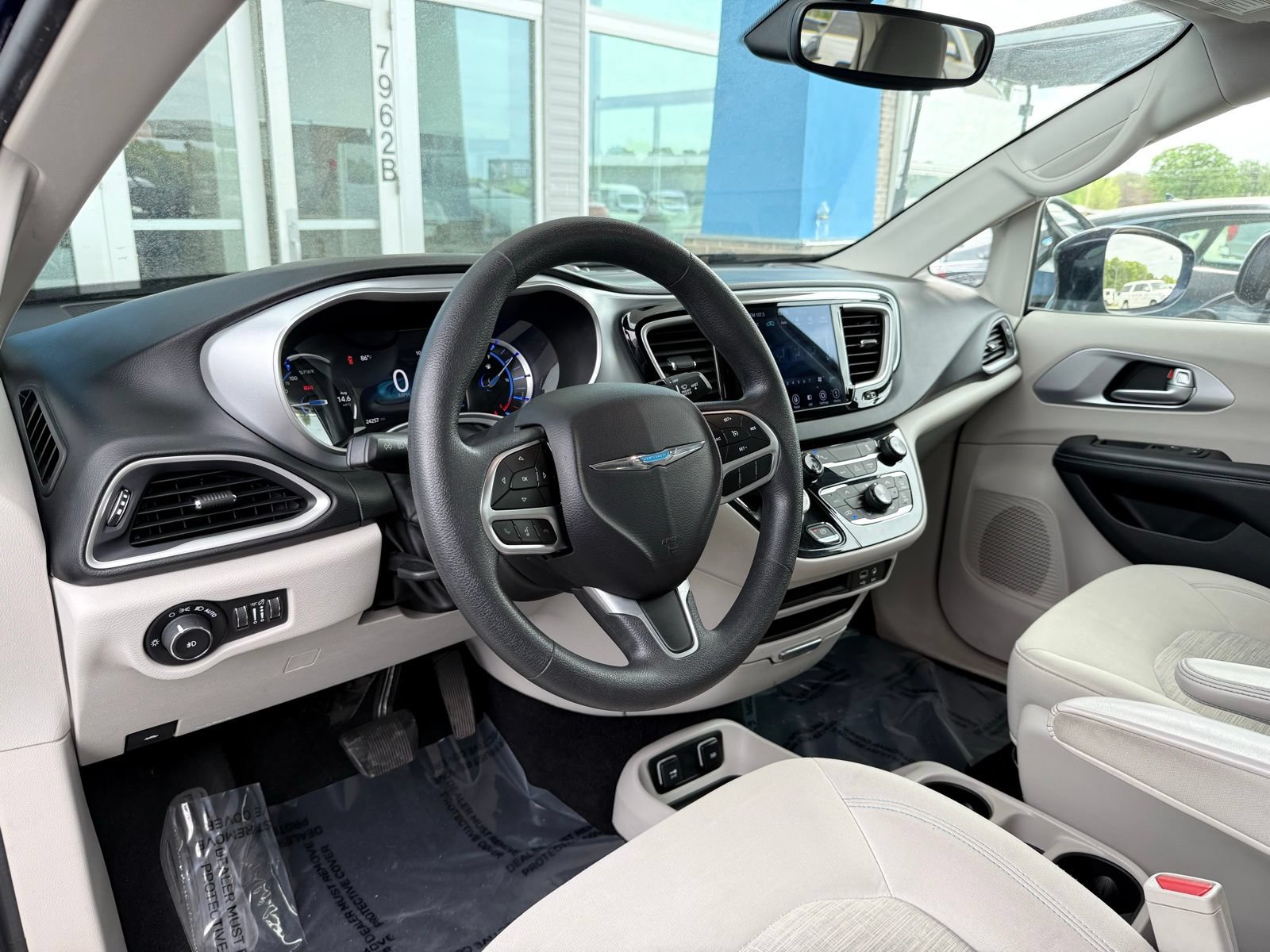 Used 2018 Chrysler Pacifica Touring Plus FWD image 20