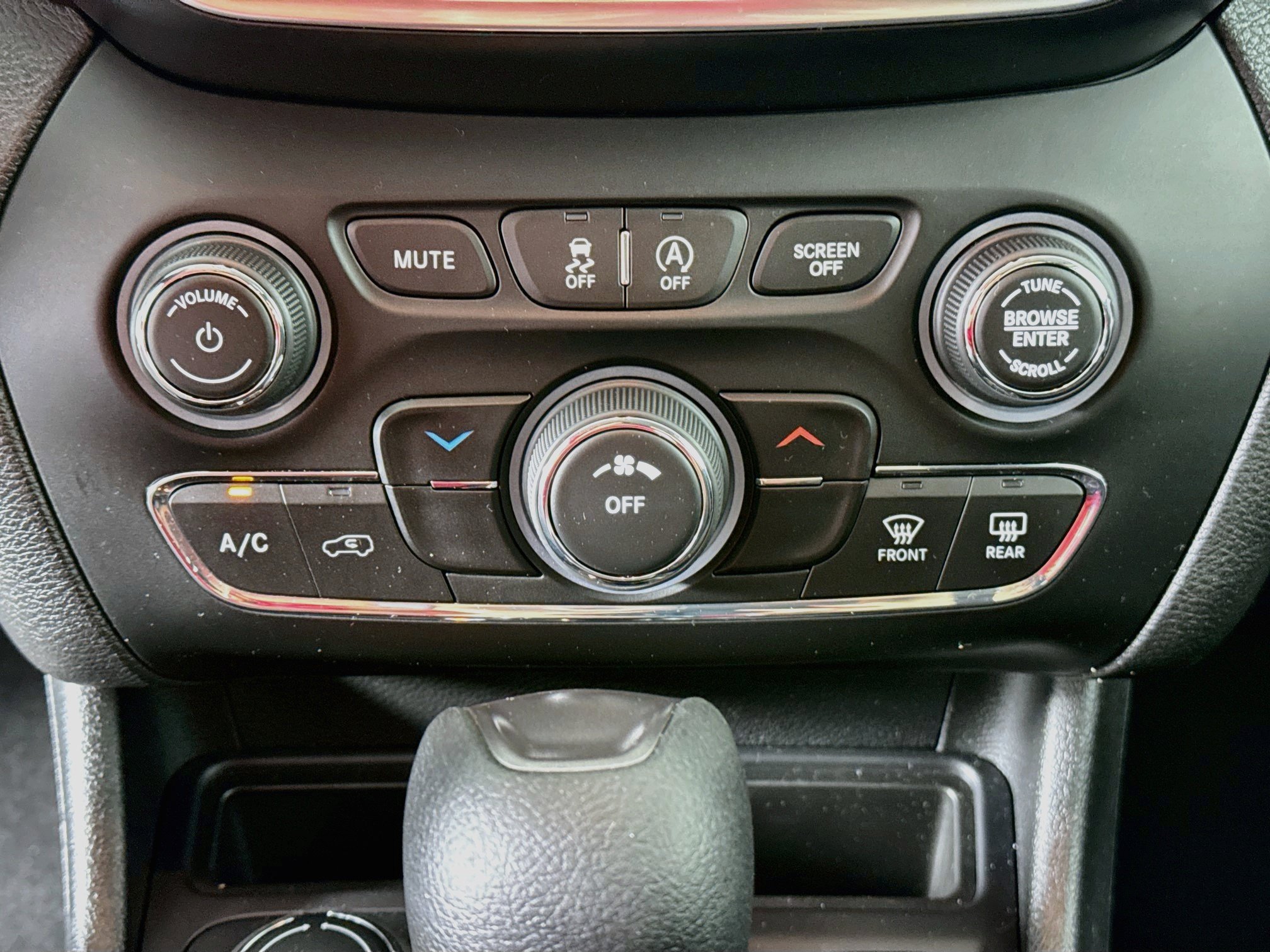Used 2021 Jeep Cherokee Latitude AWD/4WD image 15