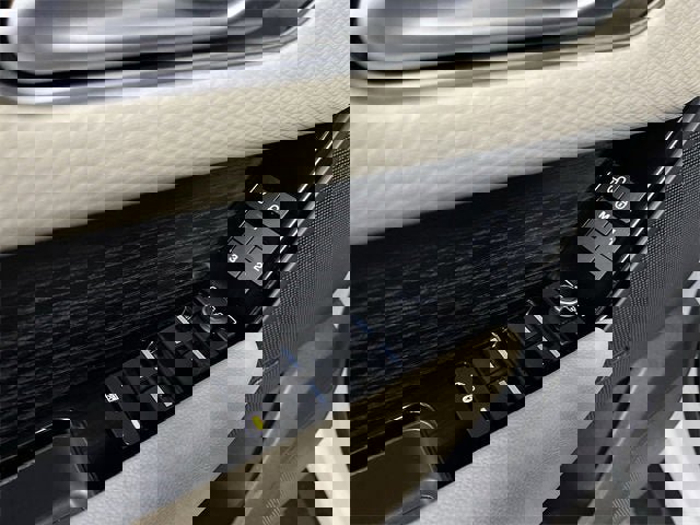 Used 2020 Land Rover Range Rover Velar R-Dynamic S image 24