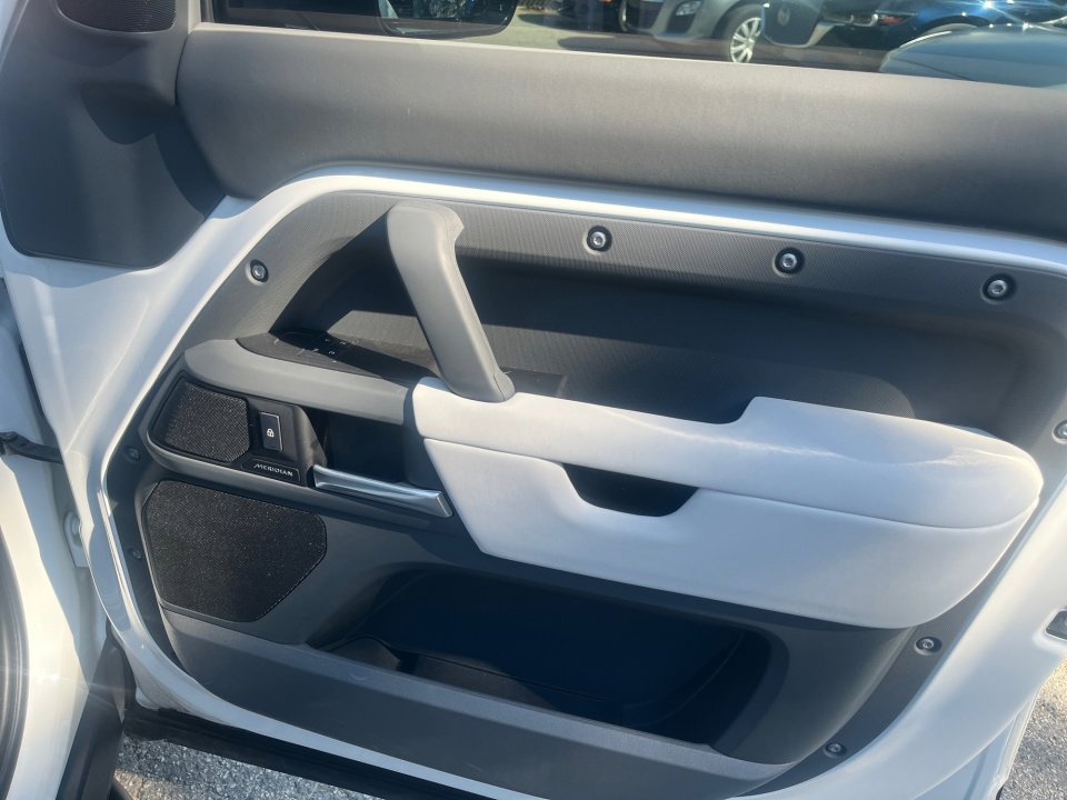 Used 2025 Land Rover Defender 110 S image 31