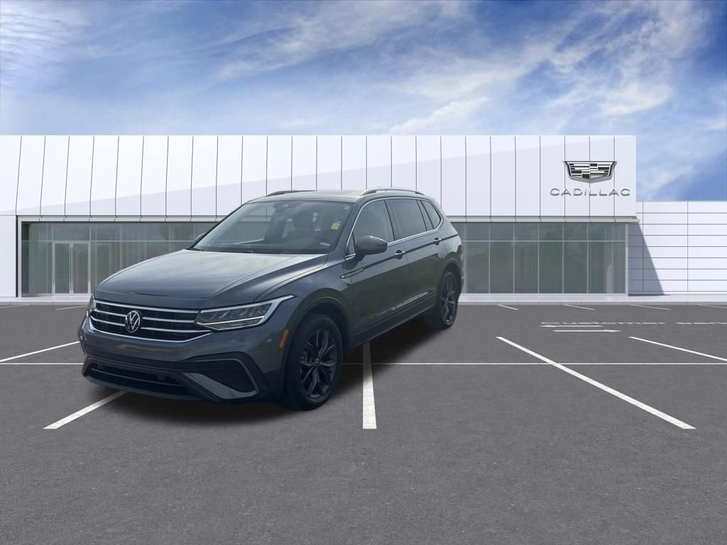 Used 2023 Volkswagen Tiguan SE w/ Panoramic Sunroof Package FWD image 6