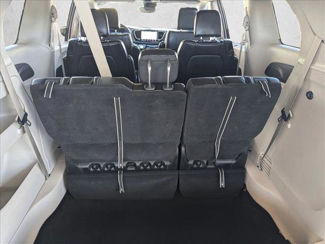 Used 2023 Chrysler Pacifica Touring-L image 6