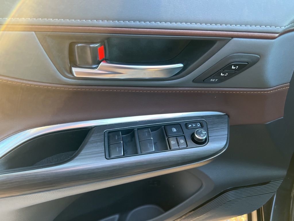 Used 2023 Toyota Venza XLE image 38