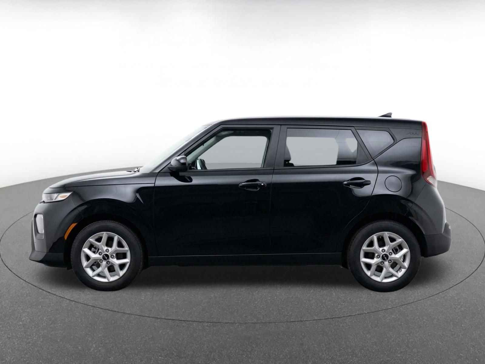 Used 2025 Kia Soul LX w/ LX Technology Package FWD image 4