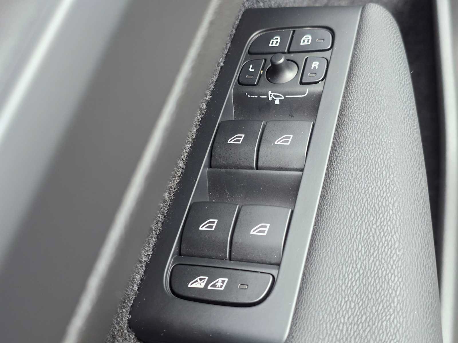 Certified 2023 Volvo C40 P8 Recharge Ultimate w/ Protection Package Premier AWD/4WD image 22