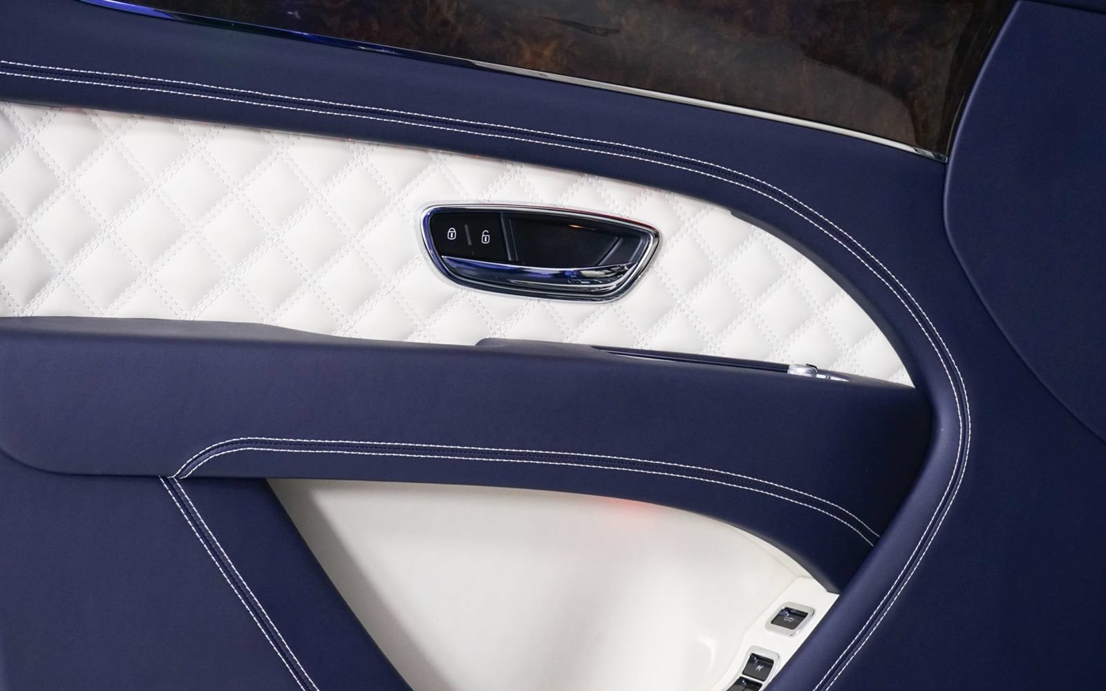 Used 2022 Bentley Bentayga AWD/4WD image 33