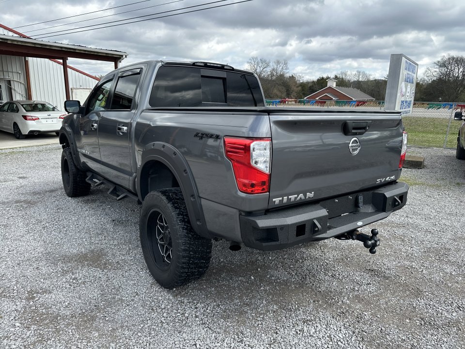 Used 2019 Nissan Titan SV image 7