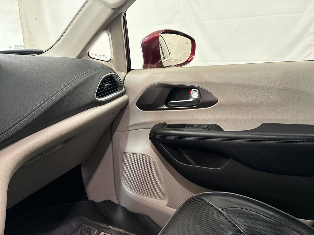 Used 2019 Chrysler Pacifica Limited FWD image 31