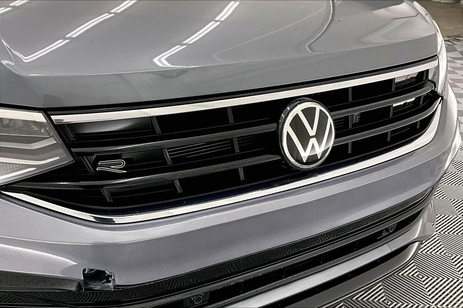 Used 2022 Volkswagen Tiguan SE R-Line FWD image 31