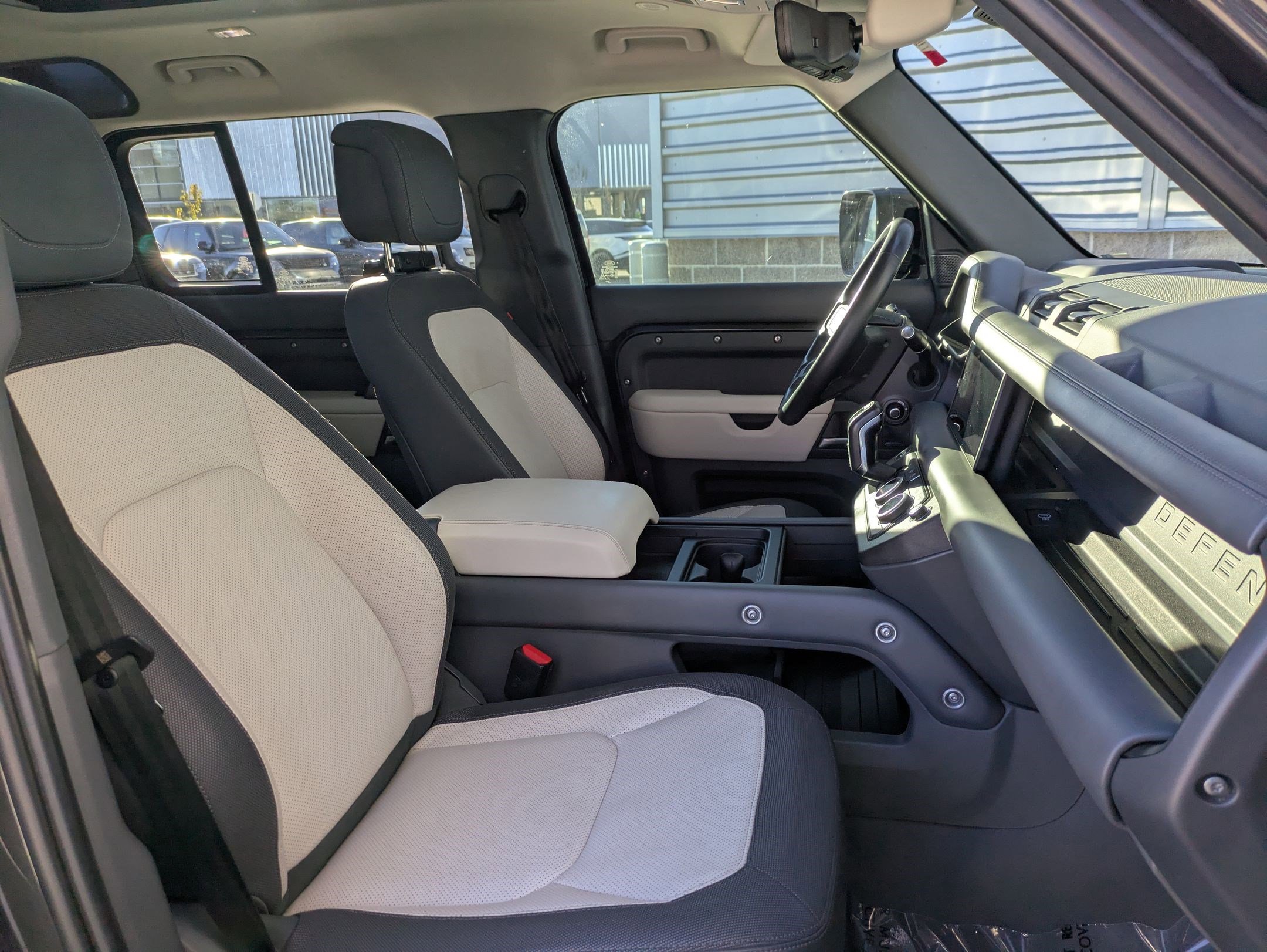 Used 2024 Land Rover Defender 110 X-Dynamic SE image 30