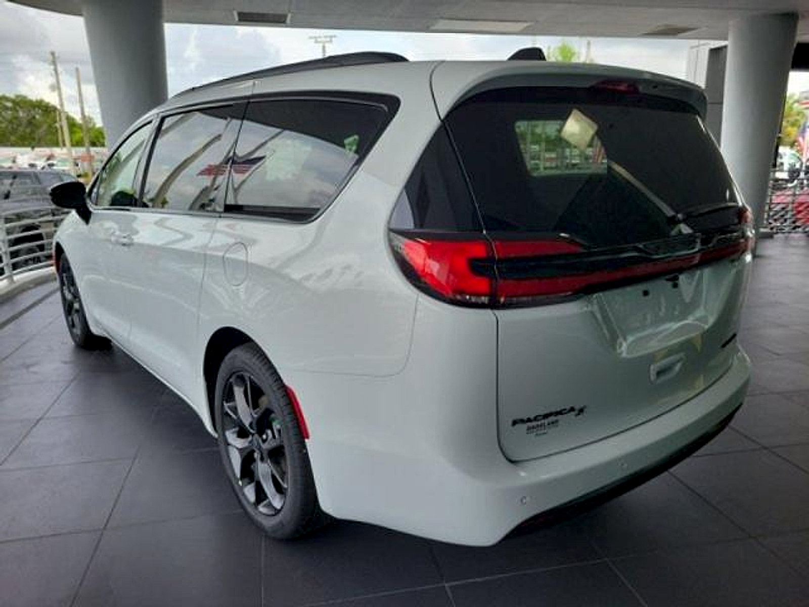New 2027 Chrysler Pacifica Limited FWD image 4
