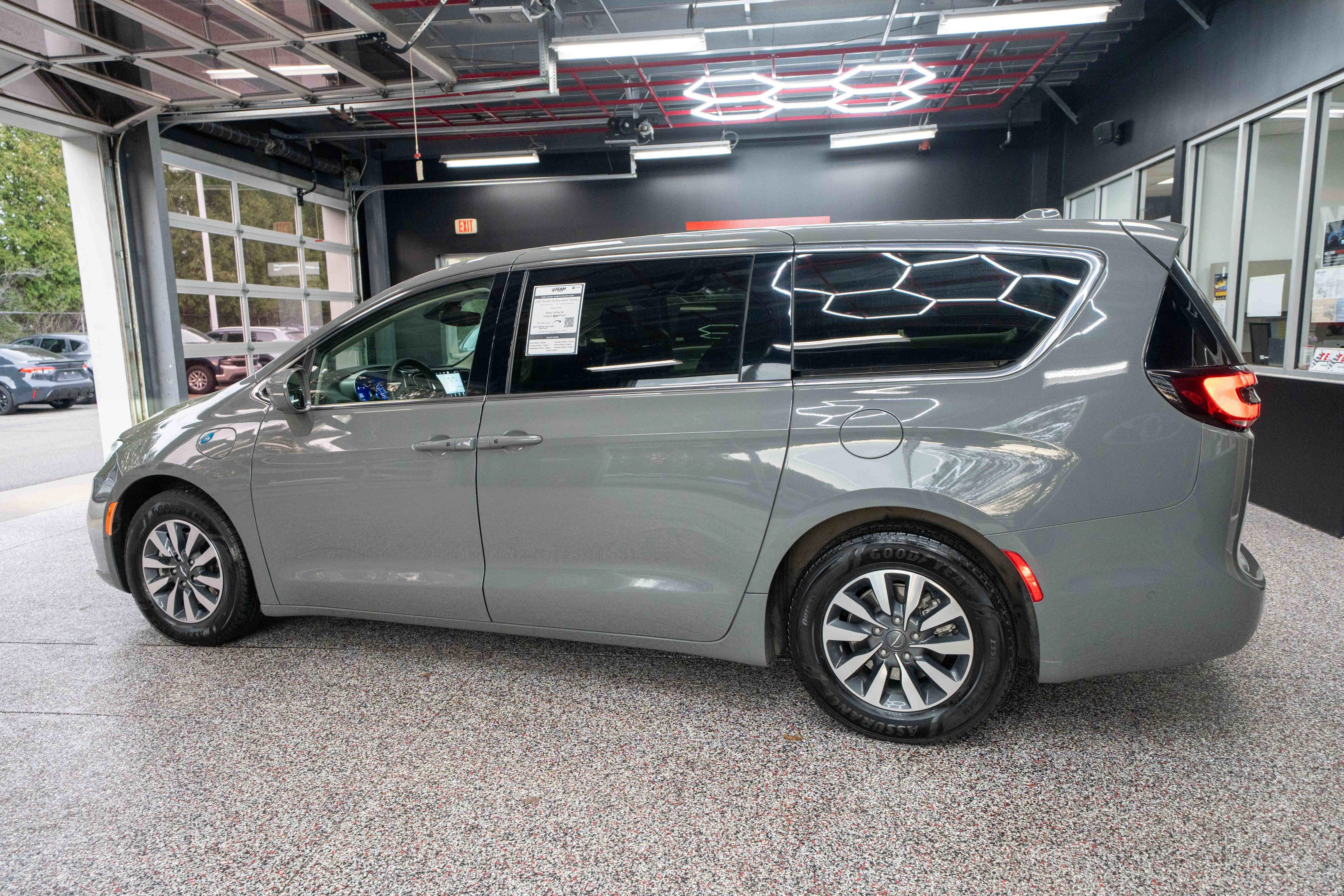 Used 2022 Chrysler Pacifica Touring-L w/ Uconnect Theater Family Group image 2