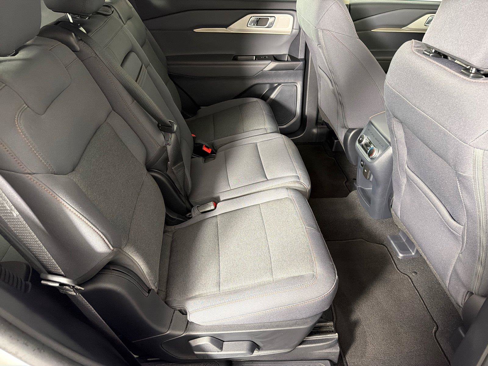 Used 2025 Ford Explorer Active RWD image 15