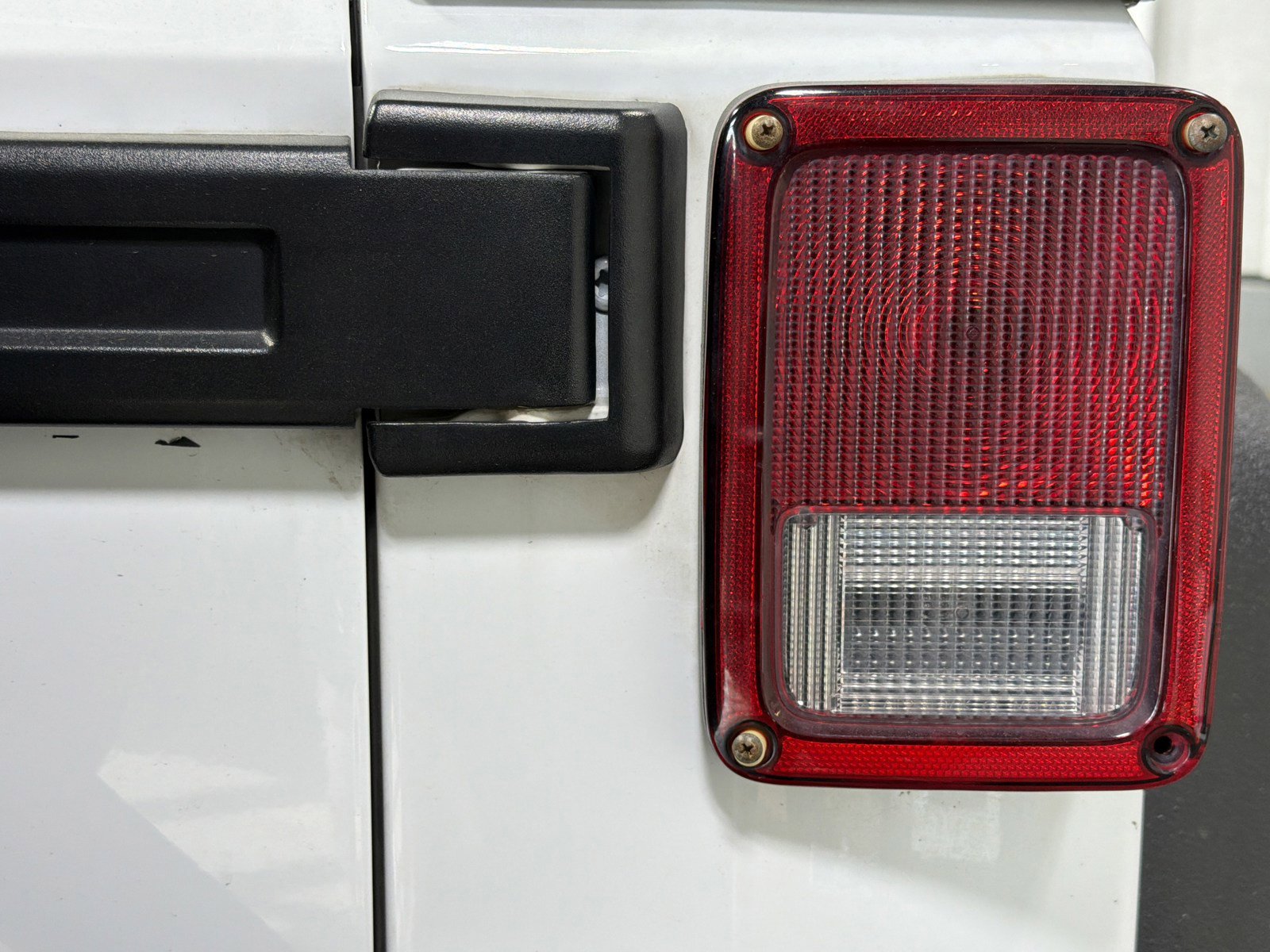 Used 2015 Jeep Wrangler Unlimited Sahara w/ Connectivity Group image 11