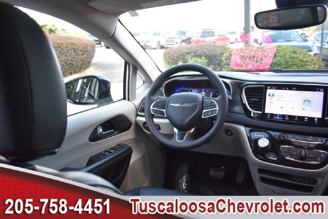 Used 2024 Chrysler Pacifica Touring-L FWD image 33