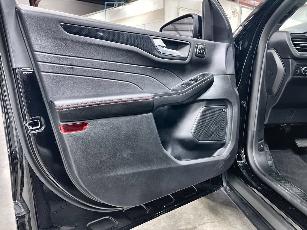 Used 2025 Ford Escape ST-Line Elite w/ Premium Technology Package AWD/4WD image 17