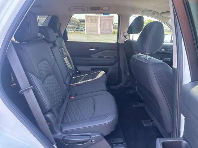 Used 2022 Nissan Pathfinder SV image 19