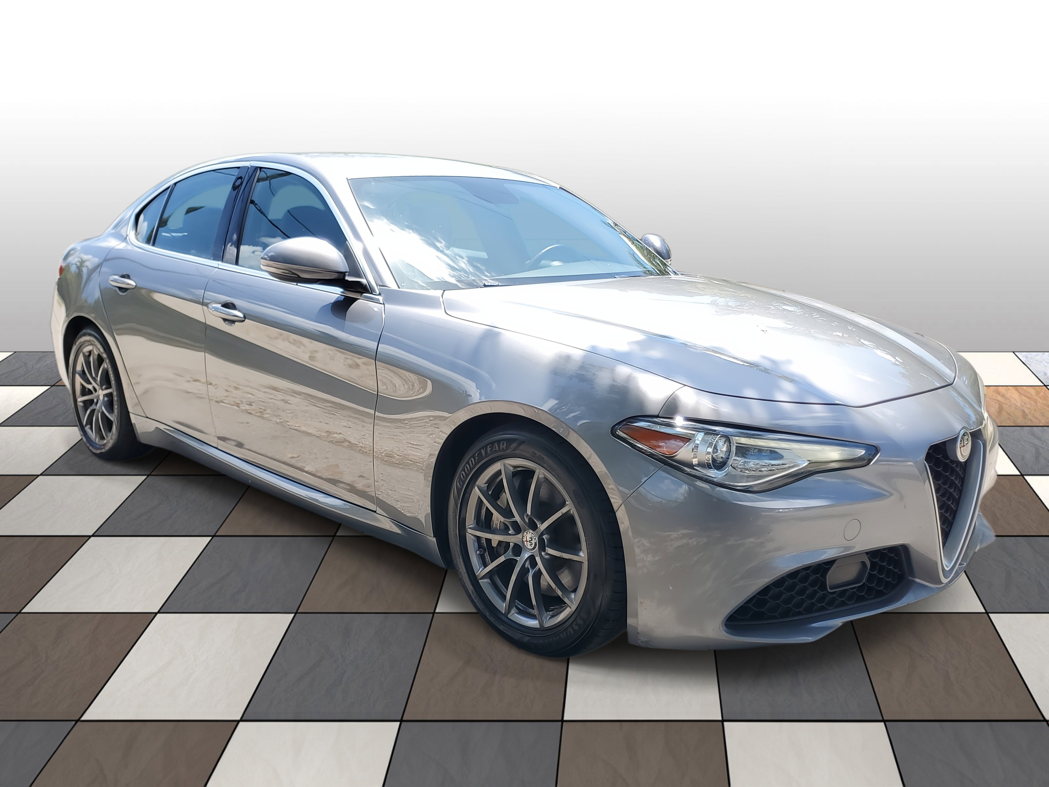 Used 2018 Alfa Romeo Giulia image 3