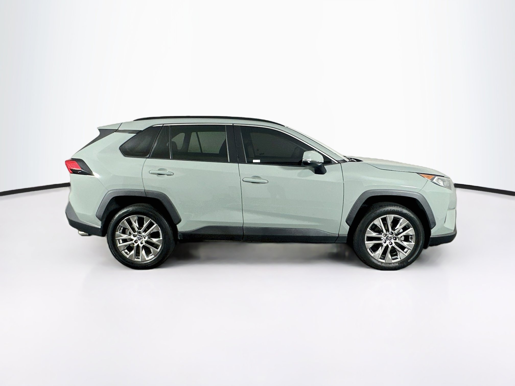 Used 2020 Toyota RAV4 XLE Premium FWD image 10