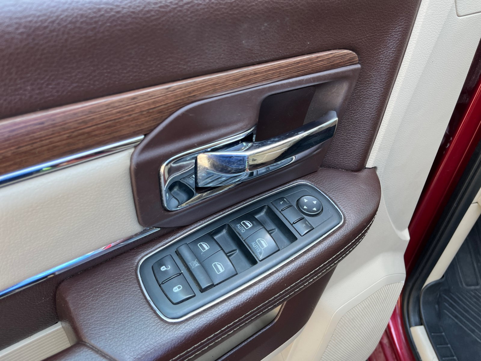 Used 2013 RAM 1500 Laramie w/ Convenience Group AWD/4WD image 14