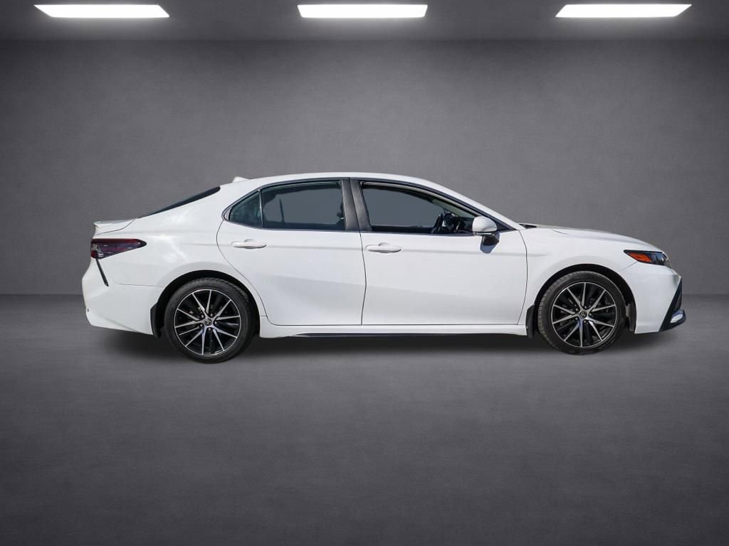 Used 2023 Toyota Camry SE image 3