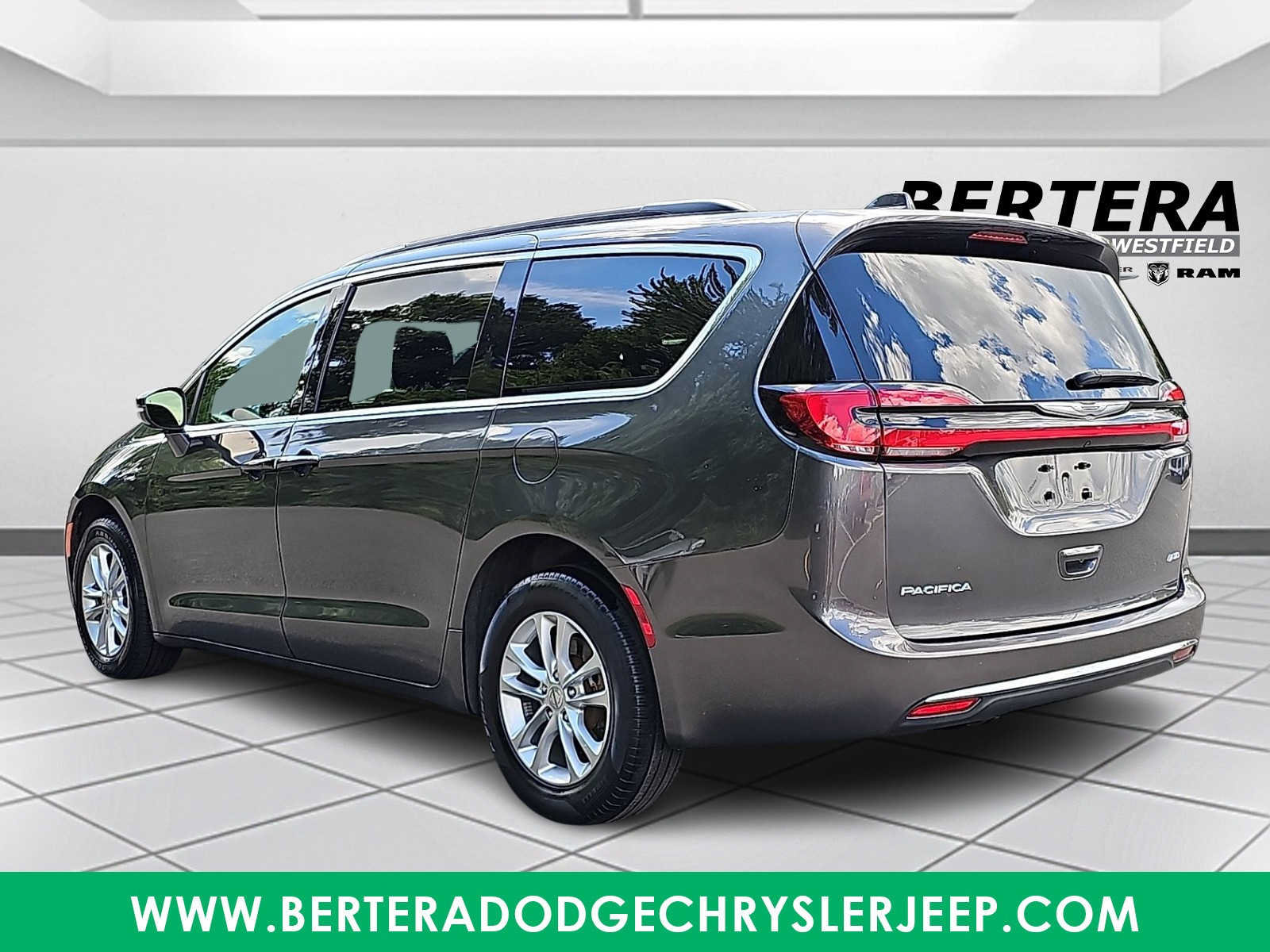 Used 2022 Chrysler Pacifica Touring AWD/4WD image 4