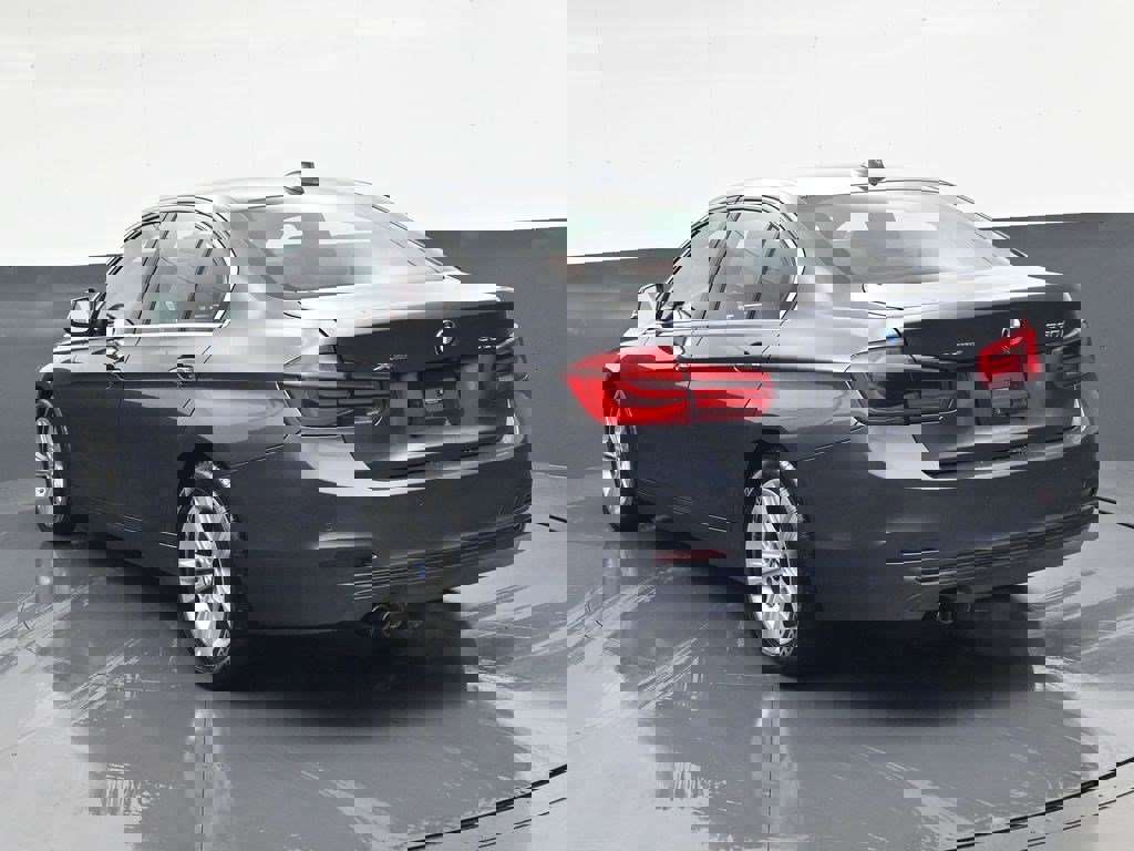 Used 2018 BMW 330i xDrive Sedan w/ Convenience Package image 5