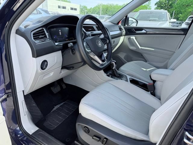 Used 2024 Volkswagen Tiguan SE AWD/4WD image 19