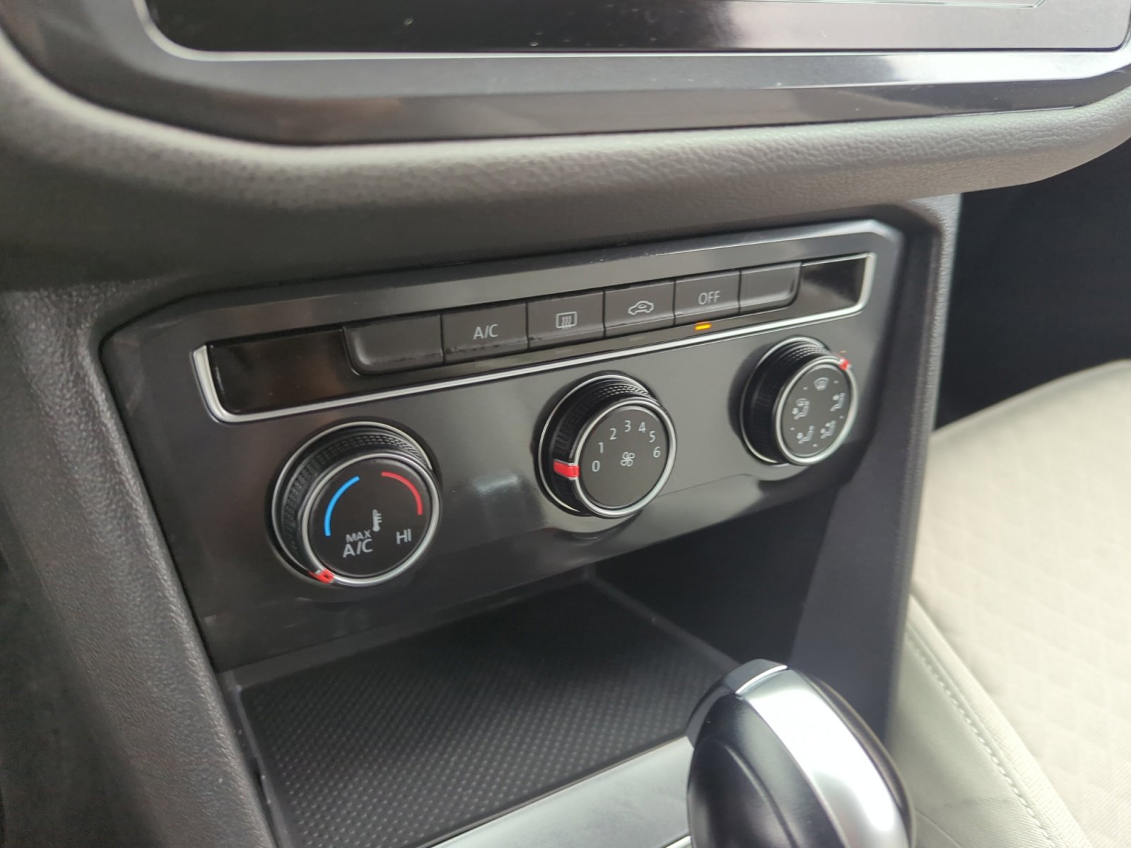 Used 2020 Volkswagen Tiguan S image 12