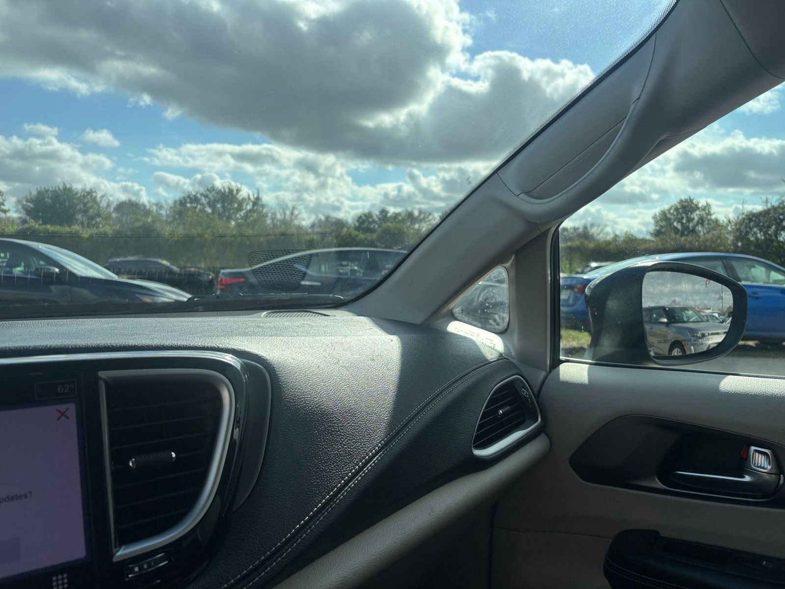 Used 2023 Chrysler Pacifica Touring-L image 36