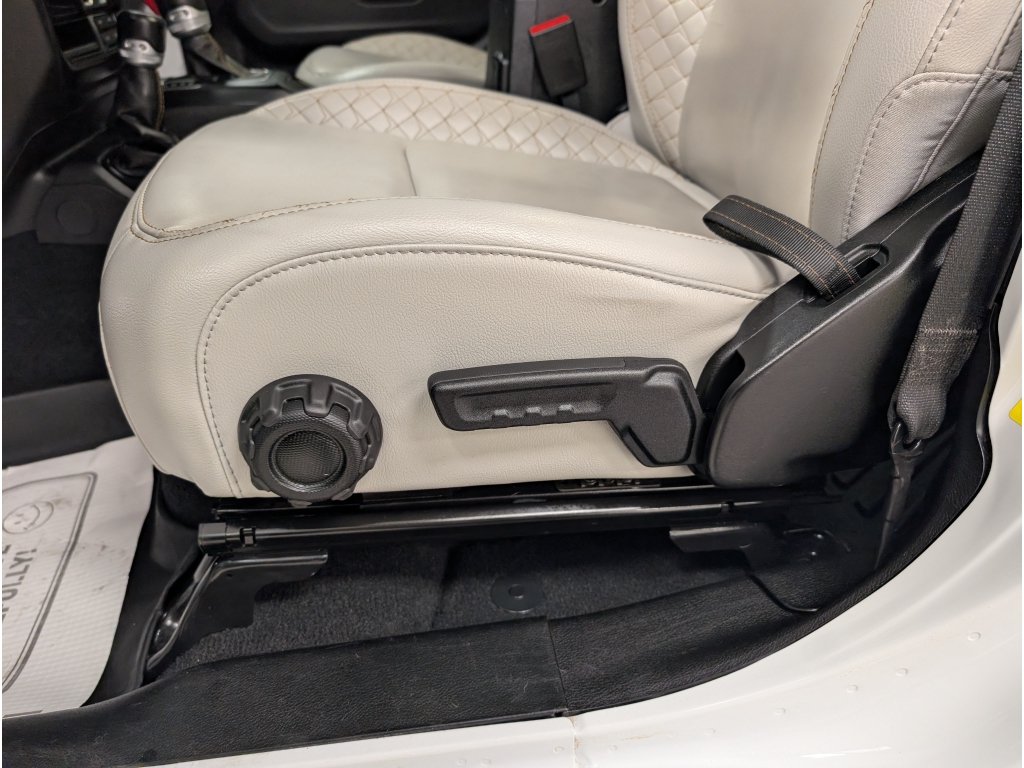 Used 2022 Jeep Wrangler Unlimited Sahara AWD/4WD image 7