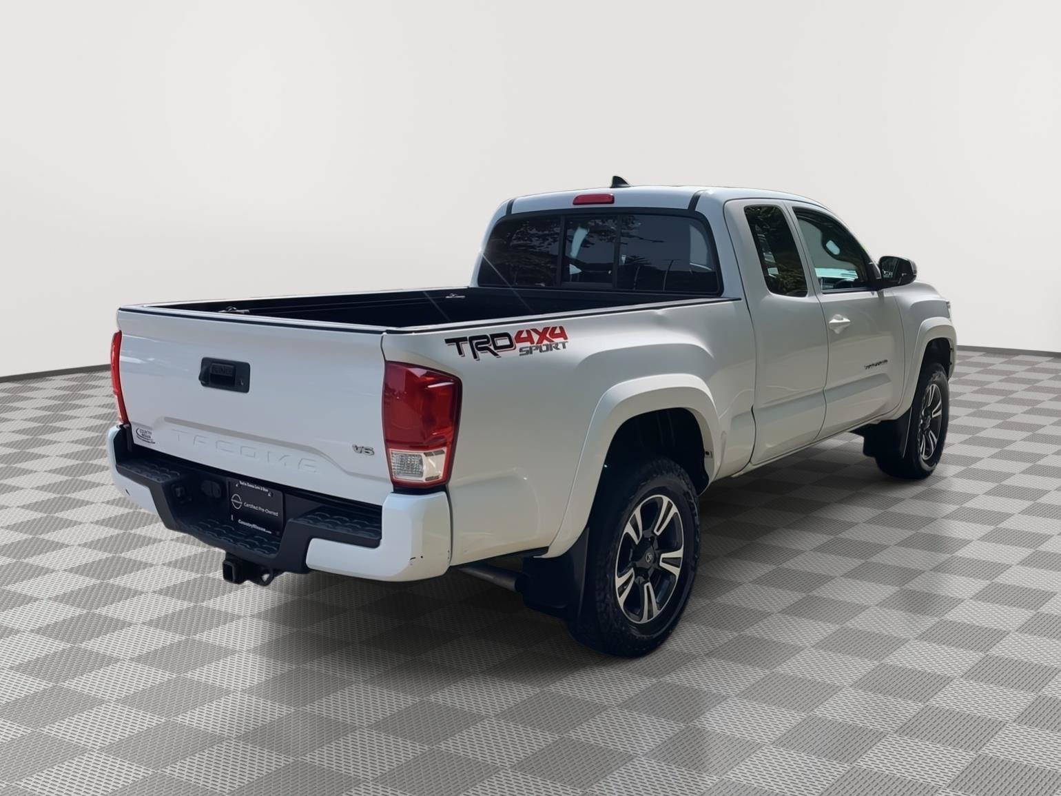 Used 2017 Toyota Tacoma TRD Sport w/ Tow Package AWD/4WD image 5