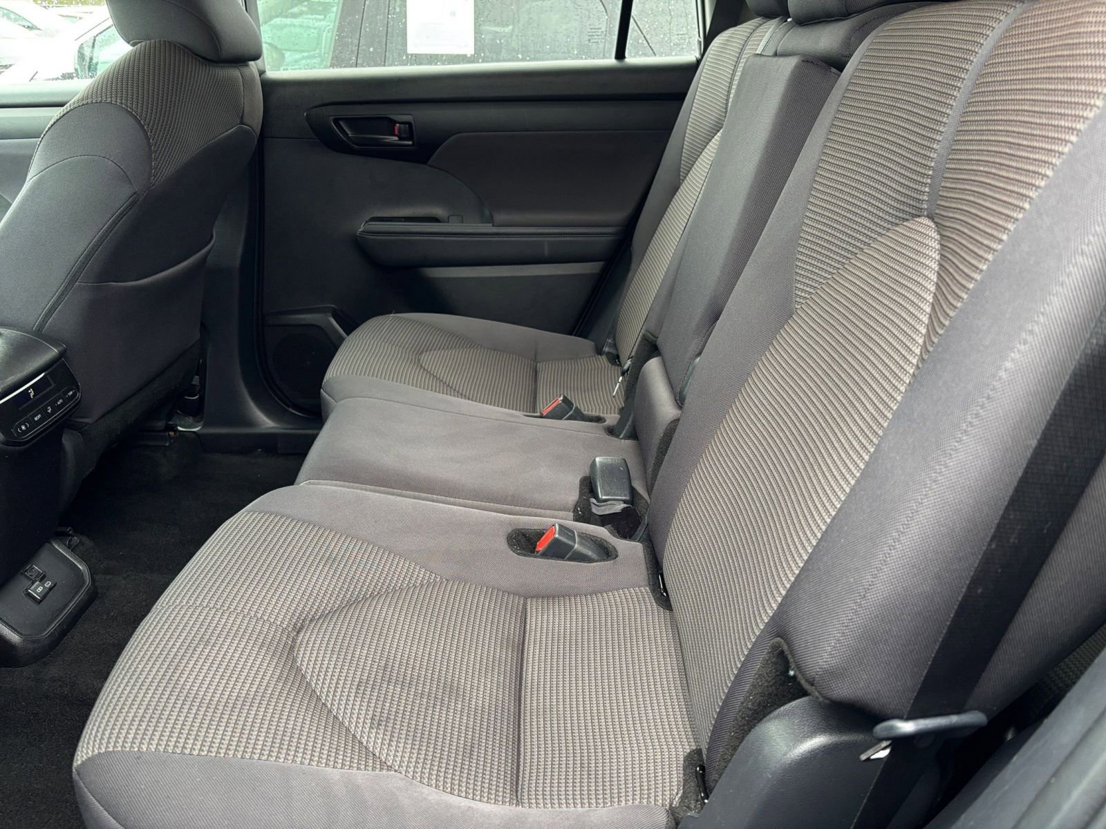 Used 2025 Toyota Highlander LE FWD image 28