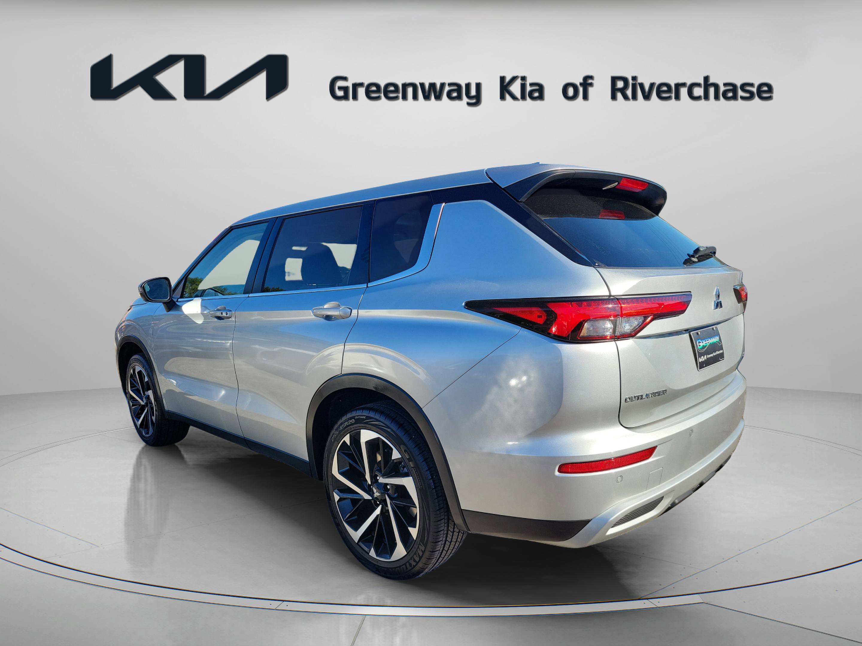 Used 2024 Mitsubishi Outlander SE image 4