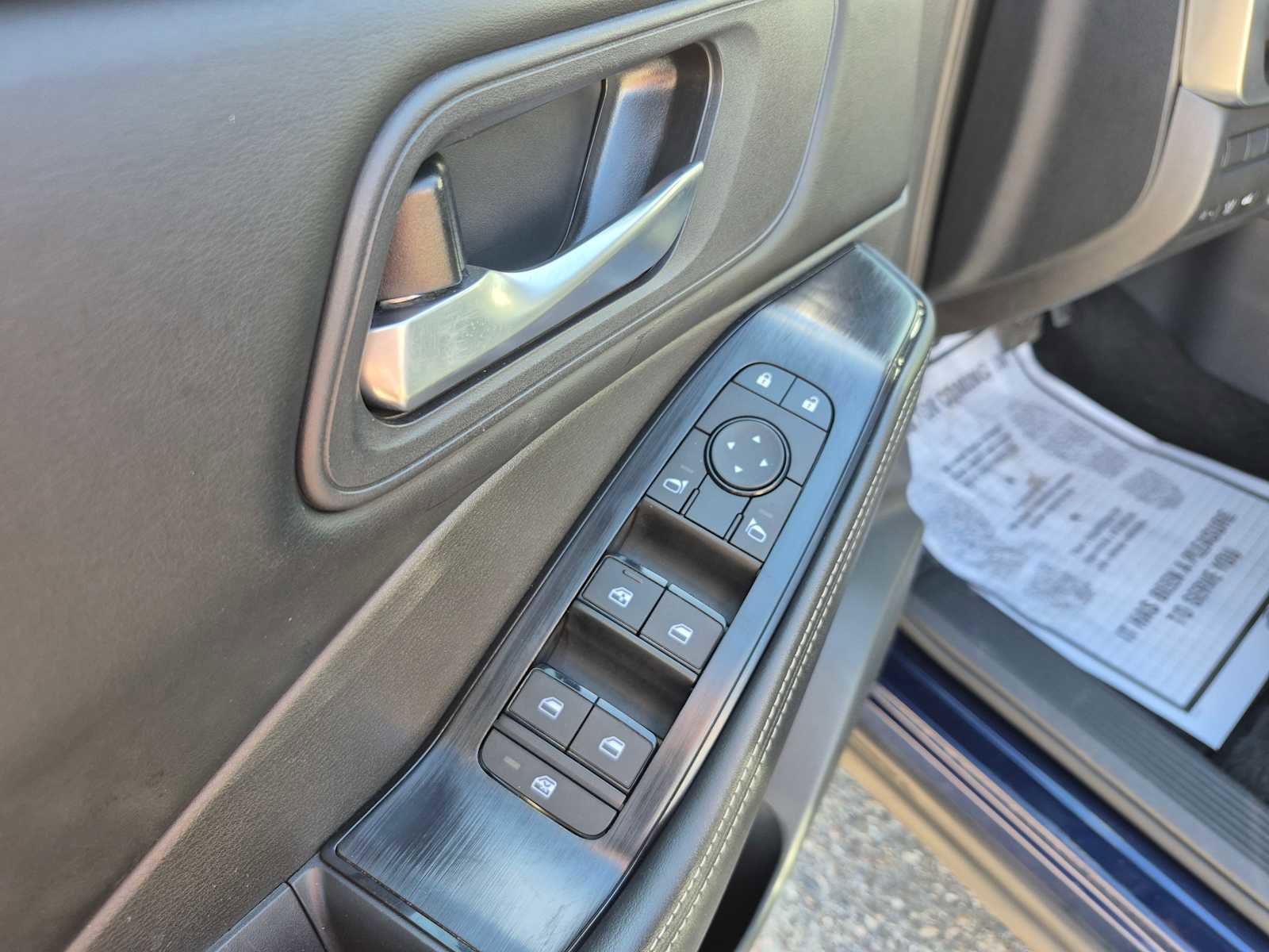 Used 2025 Nissan Rogue SV image 14