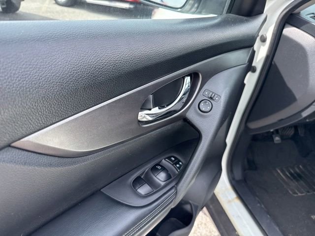 Used 2016 Nissan Rogue SV FWD image 26