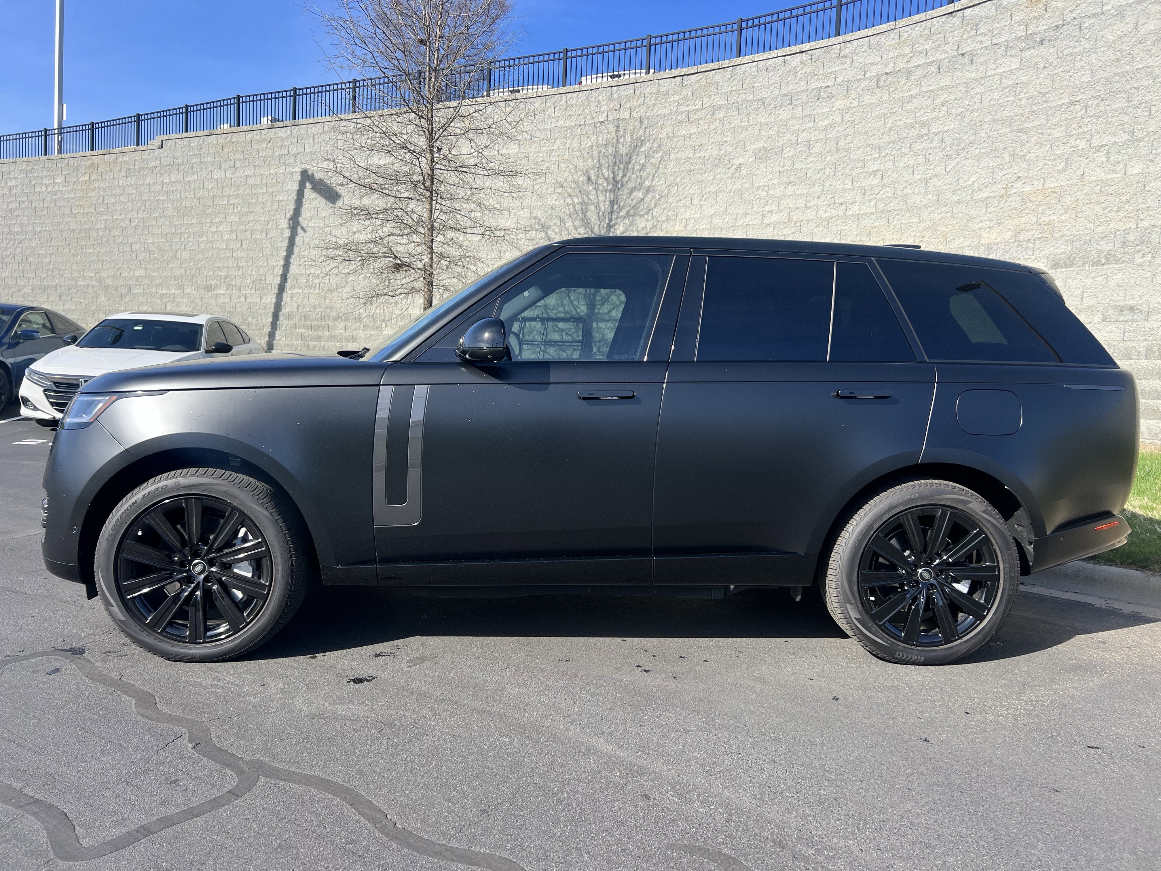 Used 2025 Land Rover Range Rover SE image 4