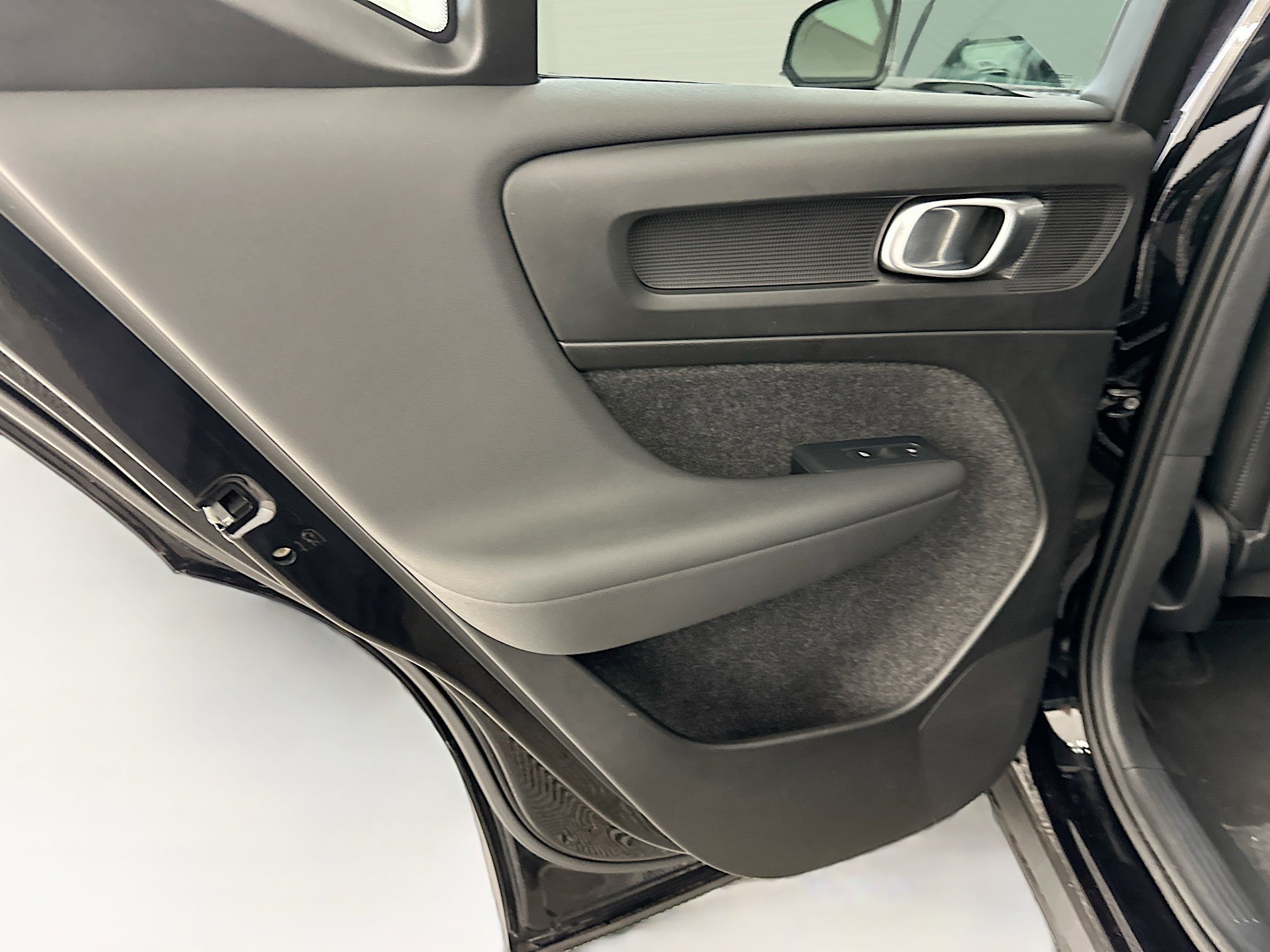 Used 2025 Volvo XC40 B5 Plus image 28