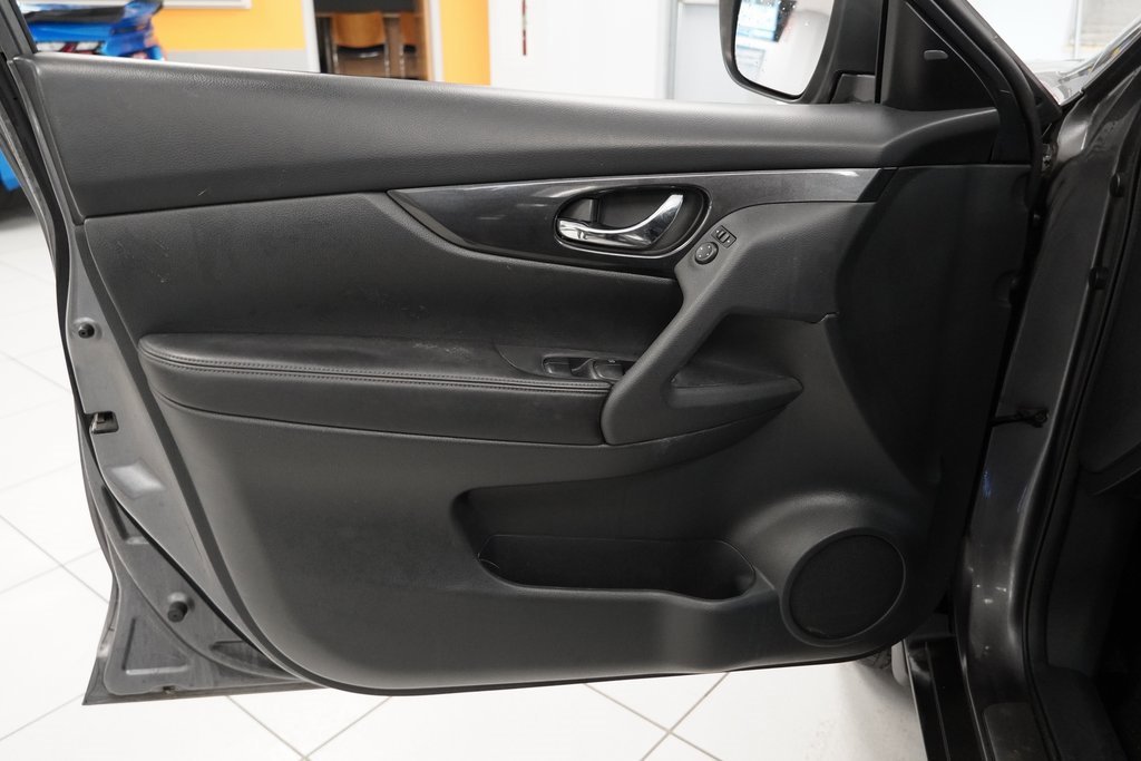 Used 2017 Nissan Rogue SV w/ Midnight Edition image 16