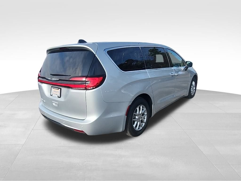 Certified 2023 Chrysler Pacifica Touring-L image 22
