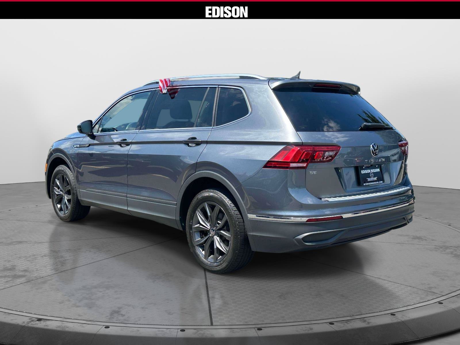 Used 2023 Volkswagen Tiguan SE w/ Panoramic Sunroof Package AWD/4WD image 5
