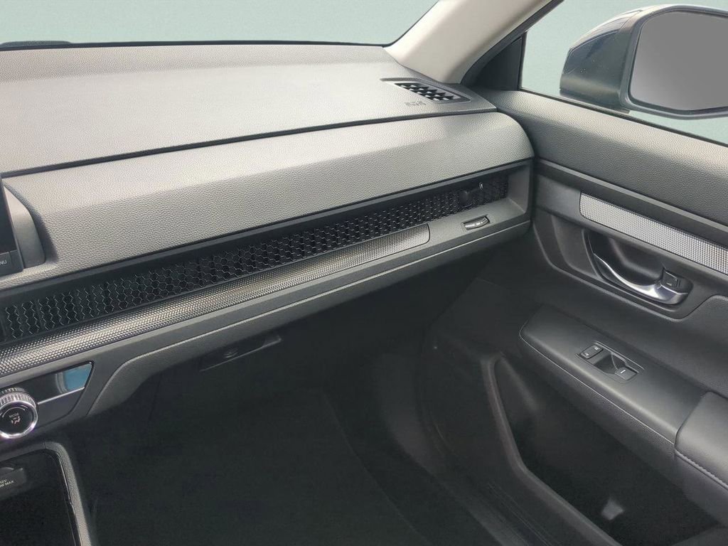 Used 2025 Honda CR-V LX image 14