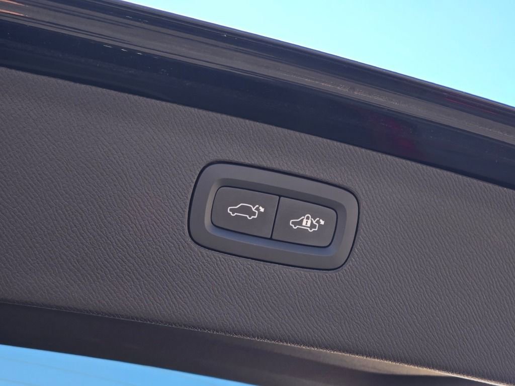 Used 2023 Volvo XC90 T8 Core image 21