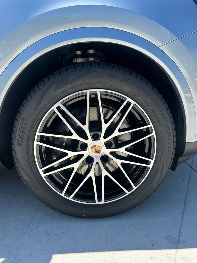 Used 2025 Porsche Cayenne Coupe image 10