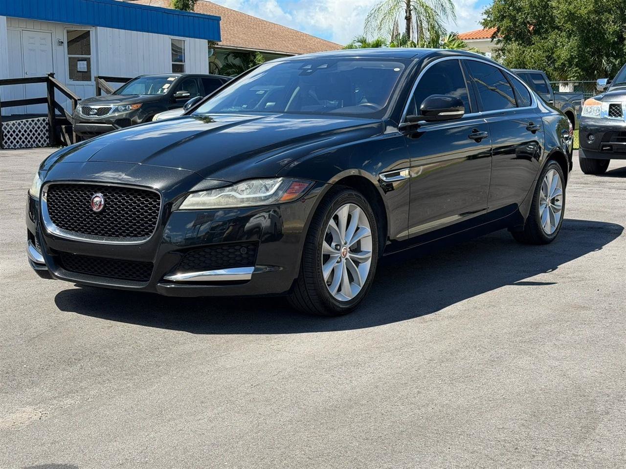 Used 2018 Jaguar XF Premium RWD image 4