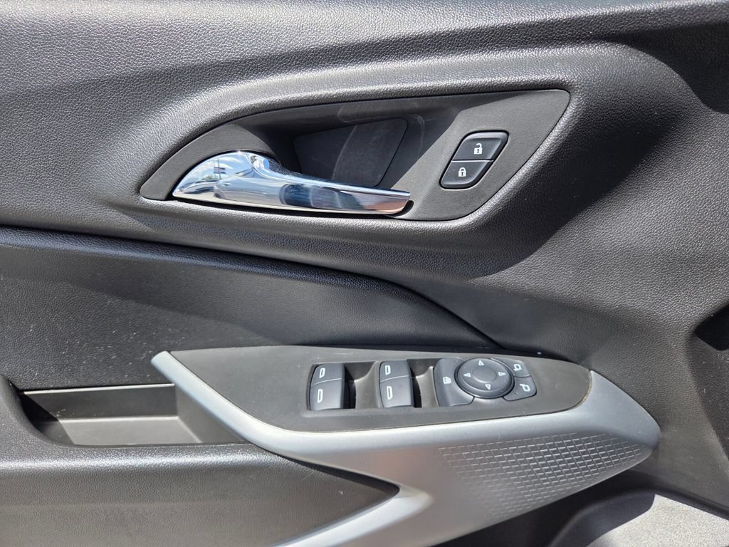 Used 2024 Chevrolet Trax RS FWD image 21